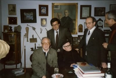Hainbat-euskaltzain-Ataunen-Jose-Migel-Barandiarenekin-bere-etxean-1.jpg